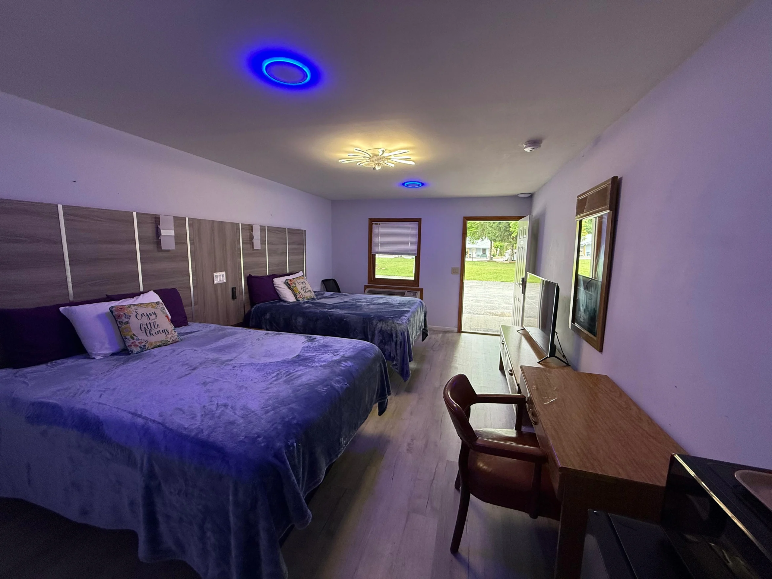 Queen Size Bed Room